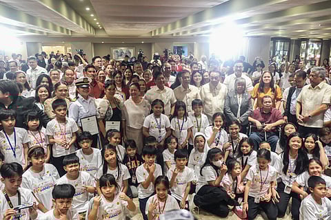 President Ferdinand R. Marcos Jr., First Lady Liza Araneta-Marcos and other government officials pose for a groufie with OFWs during the Pamaskong Handog Para sa OFW Family at Heroes Hall, Malacañan Palace, on 17 December 2024, to honor overseas Filipino workers (OFWs). P