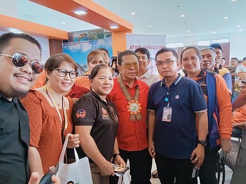 Manong Chavit poses for posterity with media and transport organization members after a press conference, held at the Asenso Global Park, Tangub City, Misamis Occidental, 18 December 2024.