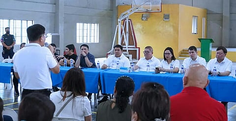 The Bureau of Customs and Department of Agriculture officials' discussion with the warehouse owner on 18 December included other notable participants, such as Deputy Speaker David Suarez, Representatives Janette Garin, Mark Enverga, Horacio Suansing Jr., and Erwin Tulfo, as well as Senior Deputy Speaker Aurelio Gonzales Jr., who represented House Speaker Ferdinand Martin G. Romualdez.