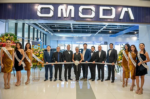 OMODA and JAECOO Motor Philippines and Eres Automotive executives inaugurate the company’s first Philippine dealership in Cebu. Shown are: Rocky Xu, development director of OMODA and JAECOO Philippines Dealer Network; Terry Hu, country director; Joseph Carlo Japson, president and CEO of Eres Automotive Inc.; Susanne Japson, board member of Eres Automotive; Kenzo Cañizares, architect; Jonathan Japson, chief marketing officer; Eresberto Japson, board member; and Miguel Santos, chief finance officer; joined by the Miss Cebu 2025 Queens.
