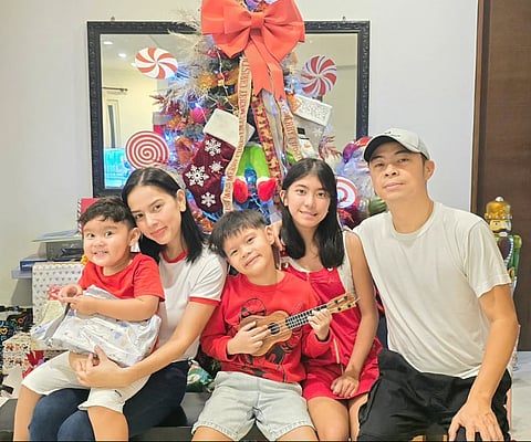 Neri Naig and Chito Miranda pose with family on Christmas day