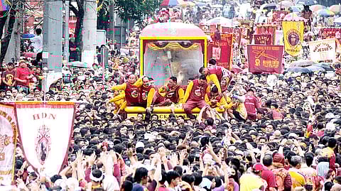 KAHIT na may protective glass, may ilang deboto na umakyat at humipo sa imahen ng Poong Nazareno, bagama’t ipinagbabawal ito ng mga opisyal ng simbahan sa nakaraang Traslacion.