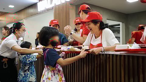 VIDEO GRAB FROM LIZA MARCOS FACEBOOK
FIRST Lady Liza Araneta-Marcos happily serves a young diner while volunteering at the Walang Gutom Kitchen during its opening day on 16 December 2024.