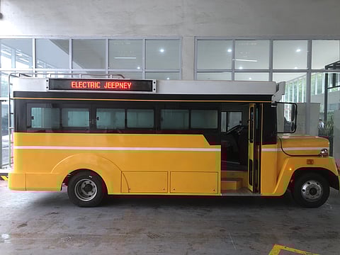 The e-J01 has a seating capacity of 22 passengers and can travel a distance of 100 kilometers per one full charge.