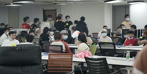 Bureau of Immigration (BI) operatives conducted a major raid on a business firm in Barangay Tambo, Parañaque City, on Wednesday afternoon, leading to the arrest of nearly 400 foreign nationals allegedly involved in illegal POGO operations.
BI Commissioner Atty. Joel Anthony Viado personally joined the operation.