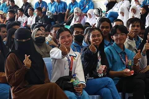 STUDENTS flash finger heart signs in appreciation of Senator Bong Go’s support of the Commission on Higher education’s Tulong Dunong Program.