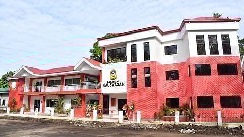 Robber runs naked as lady guard attacks him with nightstick in CDO