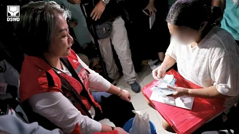 Sampaguita vendor gets DSWD assistance