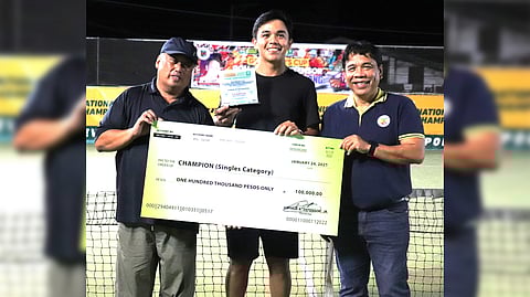 Jef Olivarez (center) holds the replica of the P100,000 prize he earned after clinching the Governor’s Cup National Open title in Iloilo. Also shown are Philta Board of Trustee for Region 6, Joile Mondragon (left), and Provincial Legal Officer, Atty. Dennis Ventilacion.