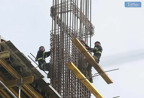 (January 30 2025) Workers were seen working at the top of a building under construction in Kamuning, Quezon City, and the House of Representatives is expediting deliberations to push for a P200 wage increase, according to House Speaker Martin Romualdez.The announcement came one day after a meeting with labor groups on Tuesday, January 28. Photo/Analy Labor