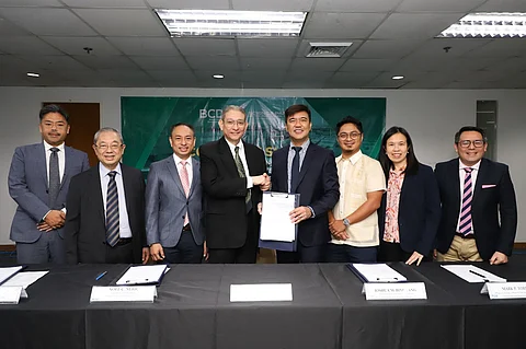 The signing of the 50-year lease agreement with the Science Park of the Philippines, Inc. (SPPI) for the development of a 100-hectare industrial park in New Clark City was led by BCDA President and CEO Joshua Bingcang (fourth from right). Joining Engr. Bingcang were SPPI chairperson Guillermo Luchangco (second from left), SPPI president and CEO Richard Albert Osmond (fourth from left), SPPI executive vice president Noel Neric (third from left), BCDA Officer-in-Charge for Conversion and Development Group Mark Torres (third from right), BCDA Vice President for Business Development Mary Grace Perez (second from right), and BCDA Vice President for Investment Promotions and Marketing Department Erwin Kenneth Peralta (first from right).