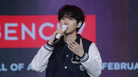 Baekhyun, a global Bench setter and endorser, takes to the SM Mall of Asia Arena stage to kick off the fan meet.