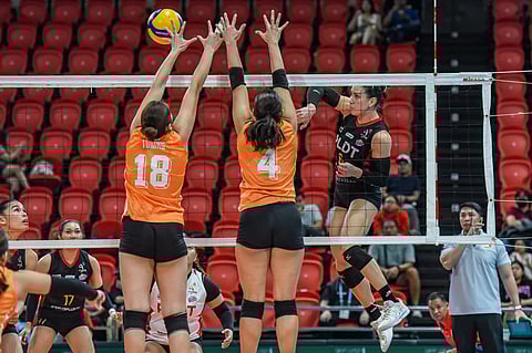 Savi Davison puts on a scoring clinic to lift PLDT to a 25-20, 25-17, 25-19 victory over Farm Fresh in the Premier Volleyball League All-Filipino Conference yesterday at the Philsports Arena.