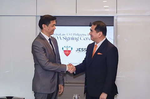 (L-R) Integrated Bar of the Philippines International Law and International Affairs Committee chairperson Associate Dean Andre Palacios and DivinaLaw managing partner Dean Nilo Divina.