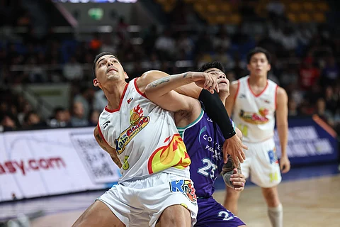 Caelan Tiongson of Rain or Shine (left) and John delos Santos of Converge go after a semifinal seat when the two squads rumble Sunday in the PBA Commissioner’s Cup.