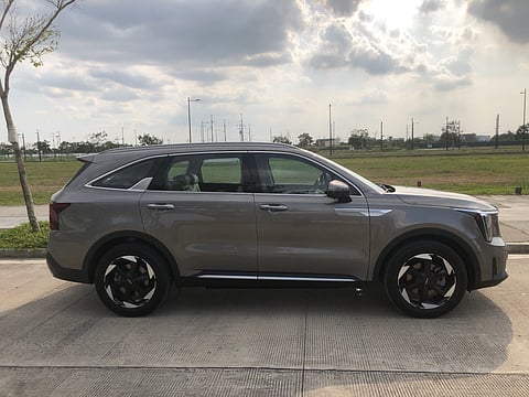 The Kia Sorento Turbo Hybrid showcases its sleek design and modern aesthetics.