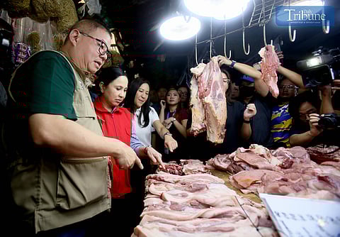 SINURI nina Kalihim Francisco Tiu Laurel ng DA, Kalihim Ma. Cristina Roque ng DTI, at Mayor Joy Belmonte ng Quezon City ang presyo ng bigas, gulay, at karne sa Commonwealth Market sa Quezon City noong Miyerkules, 12 Pebrero 2025. Layunin ng pinagsanib na pagbisita ng DA at DTI na tiyakin ang patas na presyo, protektahan ang mamimili, at panatilihing matatag ang merkado.