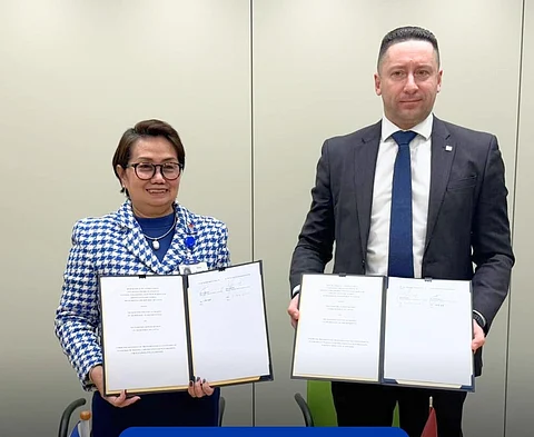 Marina Administrator Sonia Malaluan and Maritime Administration of Latvia director Jānis Krastiņš