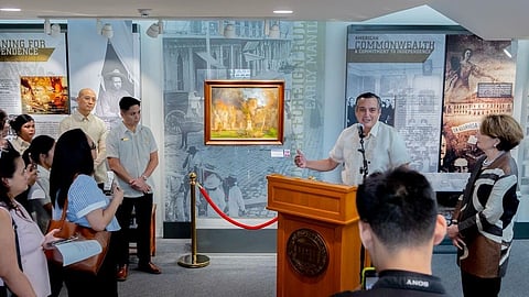 National Museum of the Philippines (NMP) Director-General Jeremy Barns delivers remarks in the presence of U.S. Ambassador to the Philippines MaryKay Carlson, NMP Deputy Director-General Jorell Legaspi, American Battle Monuments Commission Superintendent Ryan Blum, Manila American Cemetery Visitor Center Director Vicente Lim IV, and members of the media at the inauguration of the “Liberation of Manila: 80 Years of Remembrance through Art” exhibit on 13 February at the Manila American Cemetery and Memorial in Taguig City.