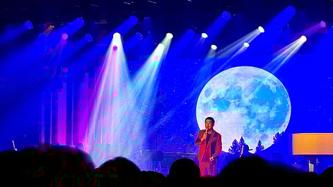 Nostalgia lingered, a sweet and haunting echo of love’s many seasons, as Ogie Alcasid wove melodies that stirred young hearts and old souls.