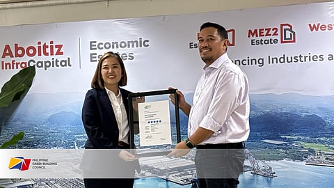 CYEL M. Auza, vice president-Cebu operations of Aboitiz InfraCapital Economic Estates, receives the 5-Star BERDE District Certification from Philippine Green Building Council CEO Arch. Christopher dela Cruz on 17 February.
