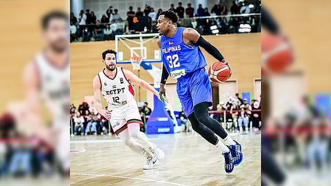 Filipinos struggle, bow to Egyptians