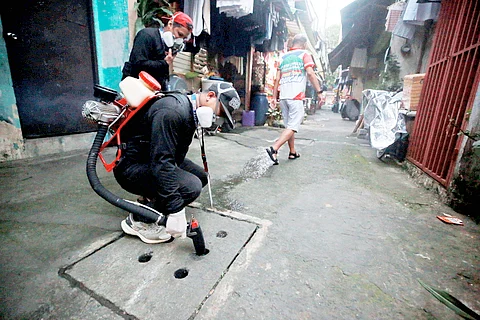 Smoke them out The Quezon City Health Department conducted fogging and fumigation operations in coordination with officials of Barangay Escopa 3 in Quezon City as part of the local government’s effort to mitigate the dengue outbreak, as declared by the Quezon City government on Saturday following the deaths of 10 individuals in recent months. The city’s dengue surveillance data reveals 1,708 cases from 1 January to 13 February.
