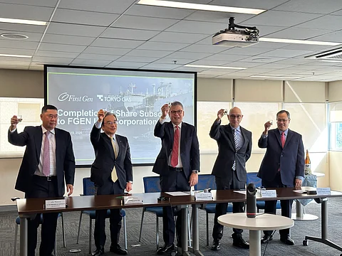 Officials of First Gen Corporation and Tokyo Gas Co. Ltd. celebrate Tokyo Gas’ acquisition of a 20% stake in FGEN LNG Corporation. Pictured (from left) are Victor Emmanuel B. Santos Jr., First Gen Executive Vice President; Toshihide Kasutani, Tokyo Gas Executive Vice President; Francis Giles B. Puno, First Gen President and COO; Emmanuel Antonio P. Singson, First Gen Executive Vice President, CFO, and Treasurer; and Vincent Martin Villegas, FGEN LNG President and COO. FGEN LNG, a First Gen subsidiary, operates an LNG terminal at the First Gen Clean Energy Complex in Batangas City. Tokyo Gas, Japan’s largest natural gas utility, makes its first overseas LNG terminal investment with the acquisition.