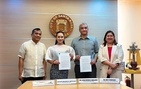 From left:
Vice Mayor Arnold B. Arcillas, Santa Rosa City, Laguna; Mayor Arlene B. Arcillas, Santa Rosa City, Laguna; Christopher B. Maglanoc, SVP and Group Head of Estates Group, Ayala Land, Inc.; May Platero-Rodriguez, VP & Senior Project Development Head of Estates Group, Ayala Land, Inc.