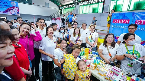 First Lady Liza Araneta-Marcos joins Navotas residents and officials in a ‘Lab for All’ caravan to provide healthcare and social assistance