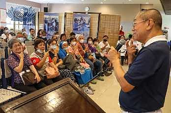 Tzu Chi Medical Foundation Philippines CEO and volunteer Alfredo Li teaches sign language for ‘Tzu Chi’ before the ‘Heart to Heart’ lecture at the Tzu Chi Eye Center in Manila.