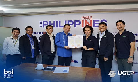 Smooth alley Trade Undersecretary and BoI managing head Ceferino Rodolfo (fourth from left) hands over the Green Lane Certificate to UGEP president and CEO, Ruth Yu-Owen (fifth from left) at the awarding ceremony to one of many such energy projects pouring into the country. Other officials and staff with them are (from left) BoI’s One Stop Action Center for Strategic Investments staff Jonnel Podawan; BoI OSAC-SI chief Lubin de Vera Jr.; BoI OSAC-SI director Ernesto delos Reyes Jr.; UGEP chief development officer Hanzel Cubangbang and UGEP project development manager Thomas Owen.