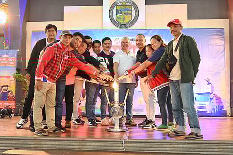 Partnerships for impact. One Meralco Foundation, led by its President Jeffrey O. Tarayao (4th from right), brought its Household
Electrification Program to Majayjay, Laguna, headed by Mayor Romeo P. Amorado (5th from right), with the help of Meralco Sta. Cruz
Business Center led by Head Elizer C. Acordo (4th from left).