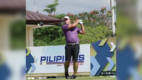 Angelo Que celebrates his victory at the ICTSI Pradera Verde Championship, dominating the challenging Pinatubo course. This win, deeply connected to the course’s history and resilience, highlights Que’s strategic play and enduring strength in Philippine golf.