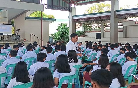 Mayor Eduard Siena (standing) firmly believes in the potential of young people in
community development and finds time to regularly dialogue with them.