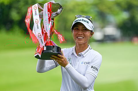 LYDIA Ko lifts the trophy after ruling the HSBC Women’s World Championship in Singapore late Sunday.