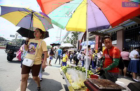 (March 6 2025) Students with their relatives shield themselves with umbrellas against the intense heat outside the School in Quezon City on Thursday, March 6, 2025. Some Luzon areas, including Metro Manila, suspended face-to-face classes on Thursday, March 6, due to the state weather bureau’s forecast of “danger” and “extreme caution” heat index levels in various areas nationwide.