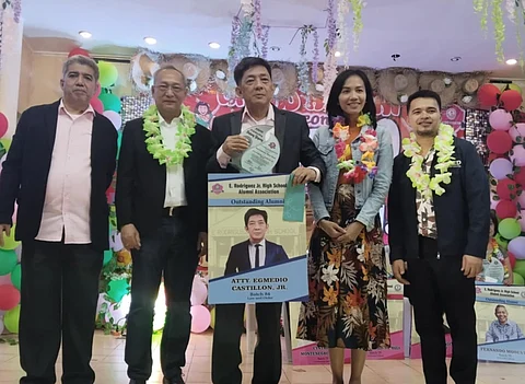 Former St. Dominic Savio College of Law Dean Atty. Egmedio Castillon Jr. with ERJHS Alumni Association Awards Committee chairperson Ed Andaya, ERJHS Alumni Association president Ramon Ferreros, Kat Almero of iSkin Aesthetic Lifestyle and ERJHS Principal Ernest Ferrer.