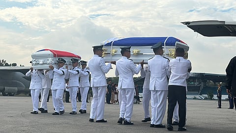 PAF in mourning. Honor guards of the Philippine Air Force carry the remains of fallen airmen Major. Jude Salang-Oy and First (1st) Lieutenant April John Dadulla on at Villamor Airbase on Saturday, 8 March 2025.
They were transported via a C-130 aircraft from Lumbia Airfield in Cagayan de Oro.
