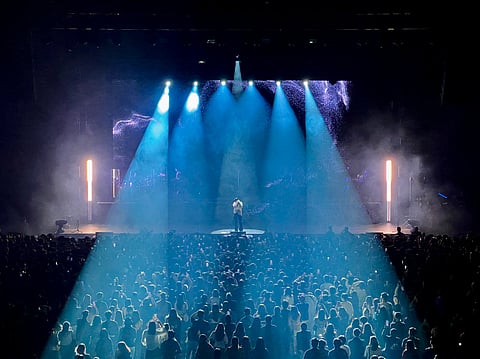 Keshi is heating up the night together with his best fans in the world, jiving to his newly released song “Kiss Me Right” at SM Mall of Asia Arena.