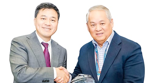 DITO Telecommunity CEO Eric Alberto accepts the award for Best Digital Experience Platform from Whale Cloud Global CEO Mr. Ben Zhou.