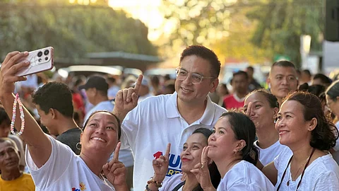 MUNTINLUPA City Mayor Ruffy Biazon obliges his constituents’ request for a picture during a visit
to Purok 6 in Barangay Sucat.
