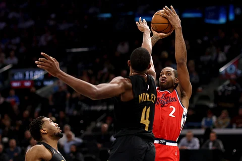 Kawhi Leonard drops 33 points to lead the Los Angeles Clippers to a 132-119 win over the Cleveland Cavaliers in the NBA regular season.