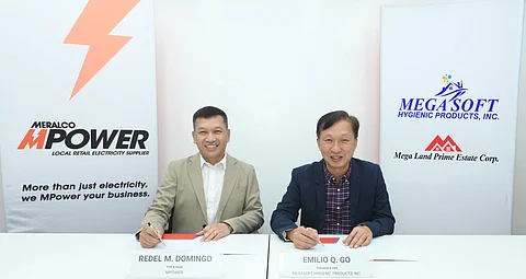 SHARED VISION. MPower has renewed its contract with Megasoft Hygienic Products, Inc. and signed a new retail electricity
supply agreement with Mega Land Prime Estate Corp. In photo are (L-R) Meralco First Vice President and MPower Head
Redel M. Domingo and Megasoft President and Head Chief Executive Officer Emilio Q. Go.
