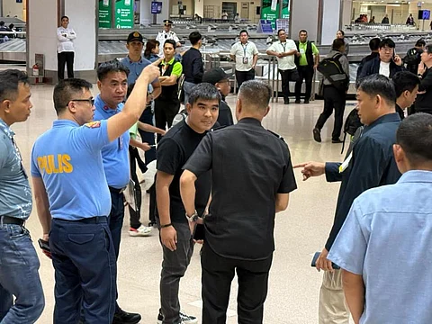 Authorities nabbed Bauan, Batangas Mayor Ryanh Dolor, who has a pending contempt order, at the Ninoy Aquino International Airport upon his return from the United States early Thursday.