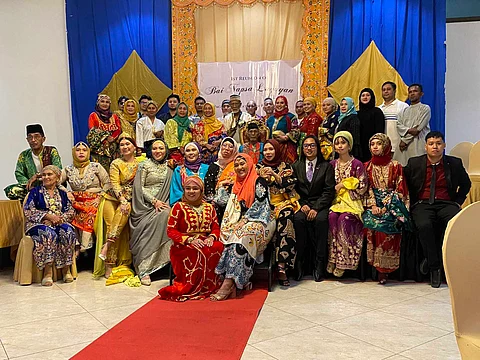 35th Sultan of Sulu Phugdalun Kiram II (center) with direct heirs to the Sabah claim.