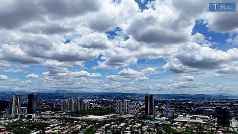Fair weather and cloudy skies were observed in Metro Manila, seen from Pasig City on Friday, 4 April 2025. Areas with temperatures between 33°C and 41°C fall under the “extreme caution” category. PAGASA said heat cramps and heat exhaustion are likely risks under this heat index level. The weather bureau advises the public to limit outdoor activity, stay hydrated, and wear light clothing to avoid heat-related illnesses. In Metro Manila, a heat index as high as 38°C is expected in NAIA, Pasay City, while Science Garden, Quezon City, could reach 40°C.