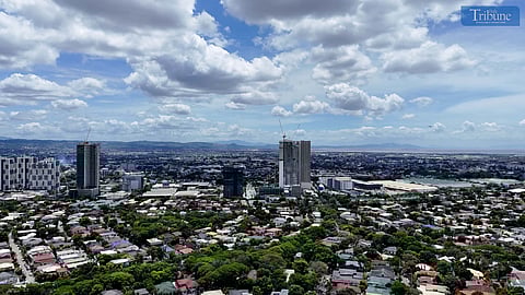 Fair weather and cloudy skies were observed in Metro Manila, seen from Pasig City on Friday, 4 April 2025. Areas with temperatures between 33°C and 41°C fall under the “extreme caution” category. PAGASA said heat cramps and heat exhaustion are likely risks under this heat index level. The weather bureau advises the public to limit outdoor activity, stay hydrated, and wear light clothing to avoid heat-related illnesses. In Metro Manila, a heat index as high as 38°C is expected in NAIA, Pasay City, while Science Garden, Quezon City, could reach 40°C.