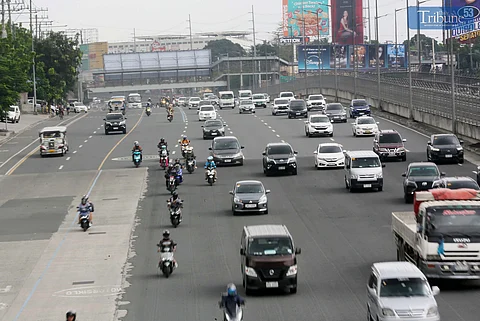 (FILES) Motorists freely travel along Commonwealth avenue in Quezon City. Anti-road rage bills pushed in the House after the Antipolo shooting incident, filed House bill 1511 proposes a six month to six year prison term and or a 250, 000 fine for anyone involved in road rage, along with the revocation of their drivers license filed by six lawmakers. Photo/Analy Labor
