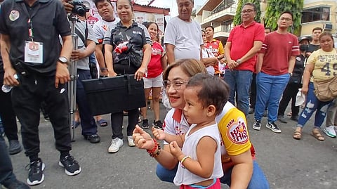 Pasig mayoralty bet Sarah Discaya speaks with residents of the city during a campaign sortie recently.